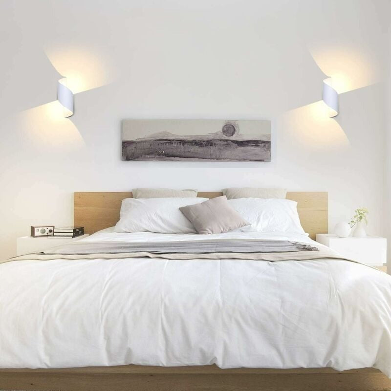 Curved Elegance LED Wall Light - Stylish & Efficient Illumination