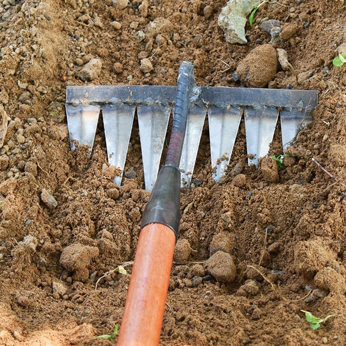 GardenMaster Pro – Sturdy Metal Rake for Effortless Weeding & Soil Care