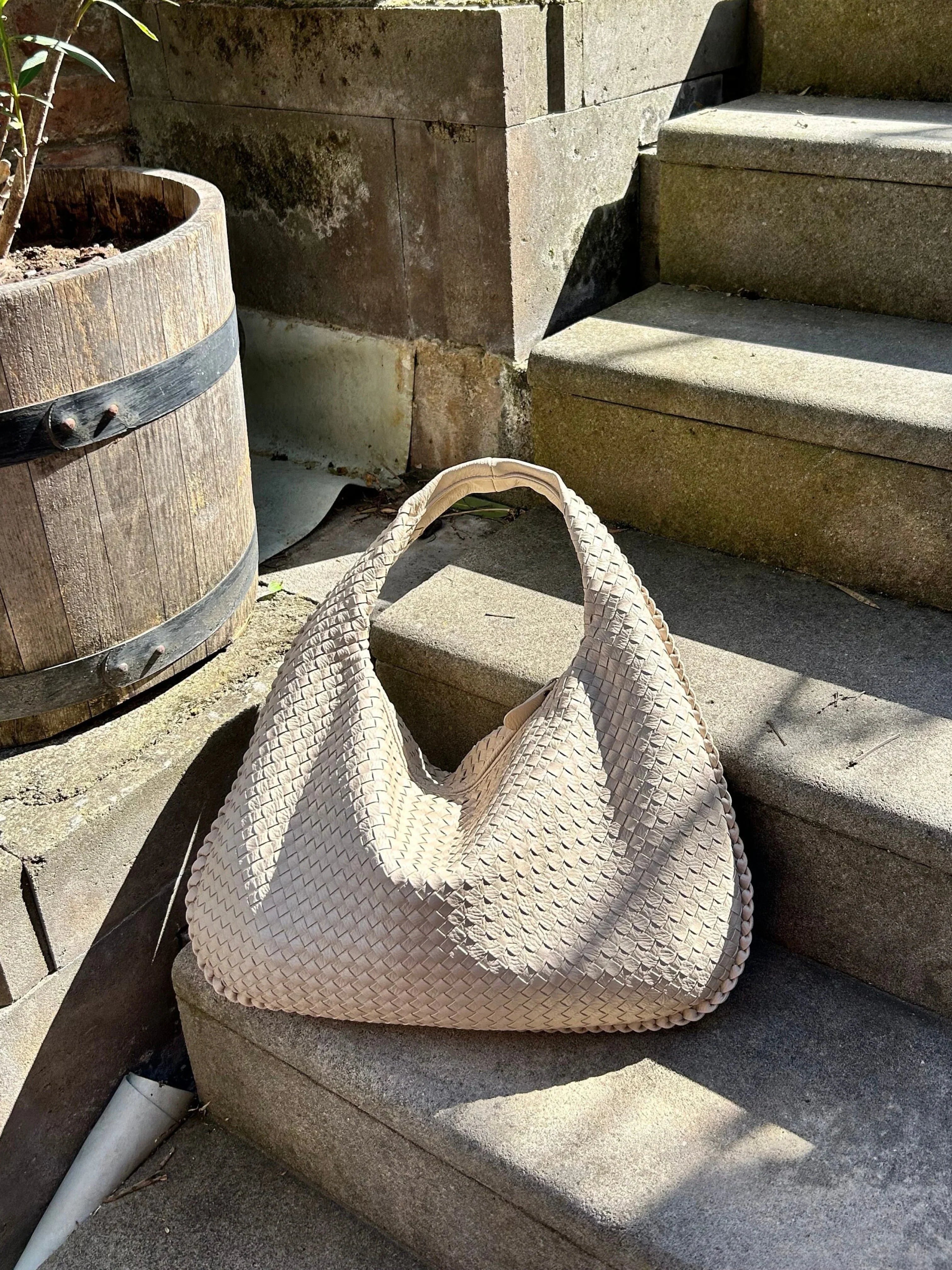 Woven Leather Hobo Bag with Secure Zipper – Crossbody Style