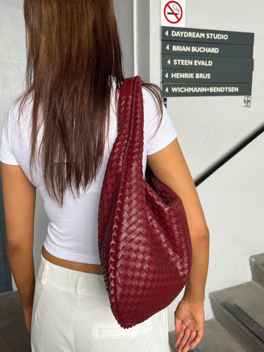 Woven Leather Hobo Bag with Secure Zipper – Crossbody Style