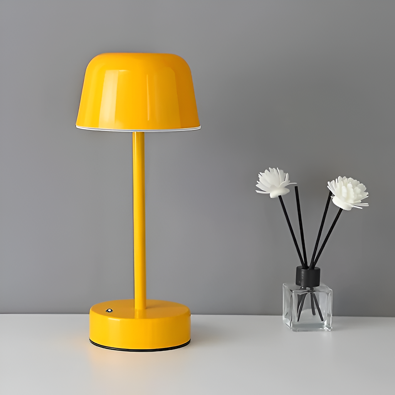 RetroLED - Retro-Style Wireless LED Table Lamp
