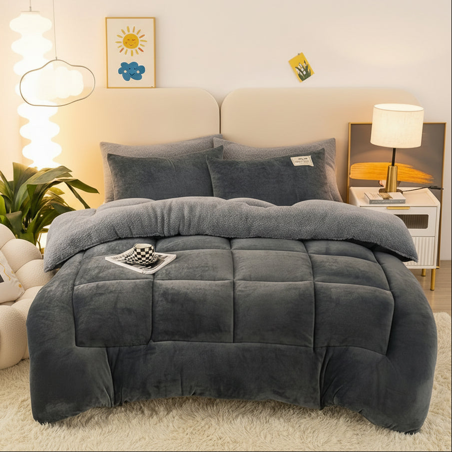 CozyNest – Plush Fleece Grid Comforter for Ultimate Comfort
