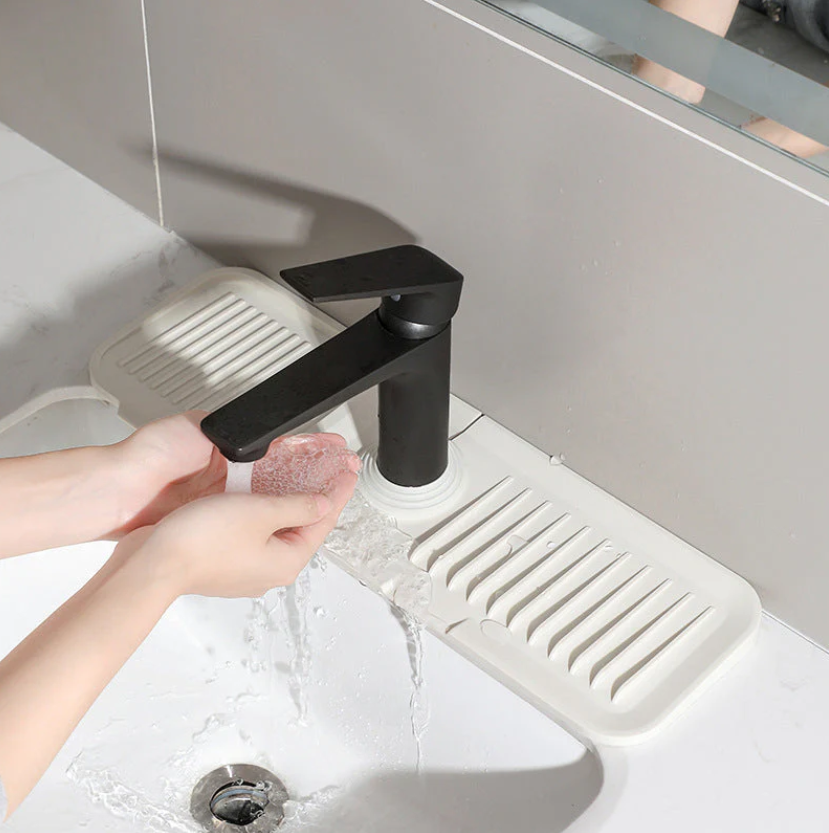 AquaShield™ Silicone Drying Mat — Keep Counters Spotless and Dry Without Lifting a Finger
