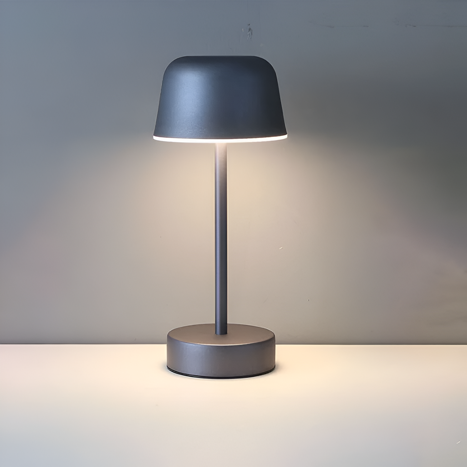 RetroLED - Retro-Style Wireless LED Table Lamp