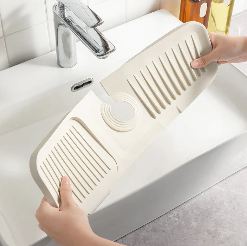 AquaShield™ Silicone Drying Mat — Keep Counters Spotless and Dry Without Lifting a Finger