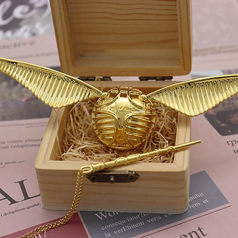 Elegant 18k Gold Ring Keeper with Enchanting Design