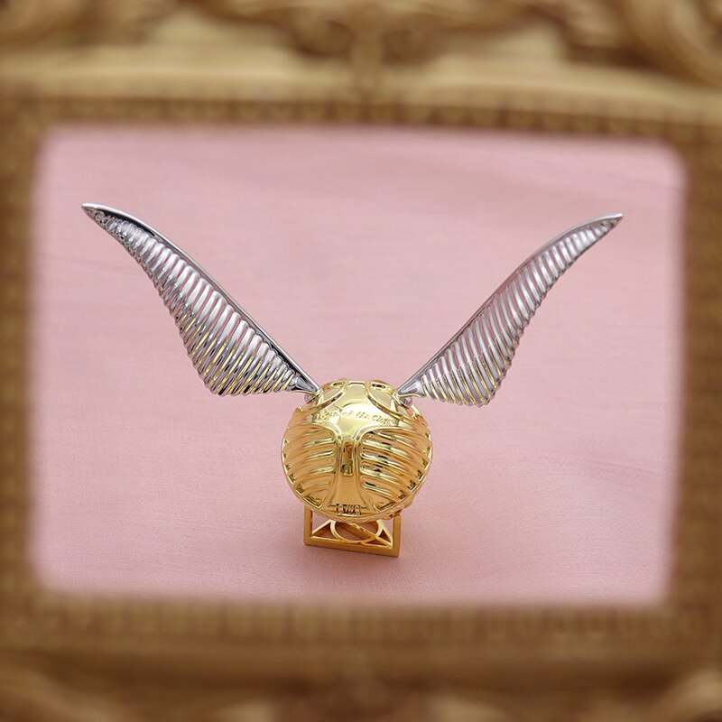 Elegant 18k Gold Ring Keeper with Enchanting Design